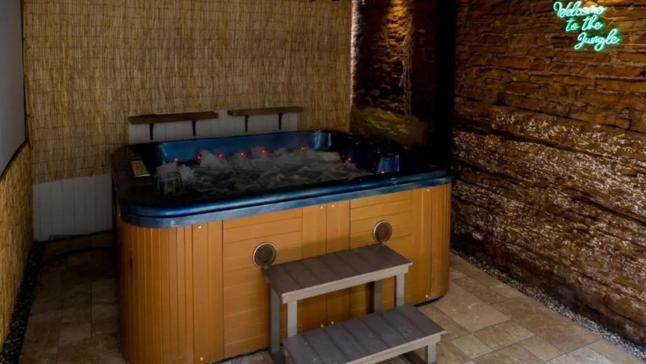 The Jungle! House With Hot Tub. Villa Nottingham